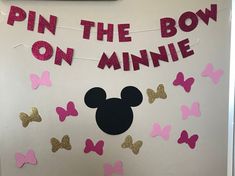 This fun game comes with a "Pin the Bow on Minnie" banner, Minnie Mouse silhouette and 12 bows, your choice of colors!  **Additional bows are available upon request.  4 bows for $1.    Please message us before purchase if you would like additional bows.  We will need to create a custom order for them.     Minnie silhouette is black and is 9.5 inches.  Bows are 2.75 in size.    Want different colors? Message us..We would love to create your game in colors that match your party **When you place yo Pin The Bow On Minnie, Minnie Mouse Games, Baby Shower Minnie Mouse, Minnie Silhouette, Minnie Mouse Party Favor, Mickey Mouse Birthday Theme, Minnie Mouse Birthday Theme, Minnie Mouse Silhouette, Minnie Mouse Party Decorations