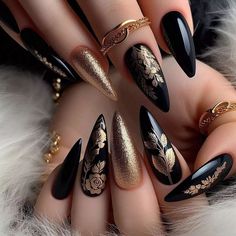 Halloween Nails Easy Simple, Black Christmas Nails, Nails For 2023, Green Christmas Nails, Crackle Nails, Black Gold Nails, Manicured Nails, Almond Nail Art, Halloween Nails Easy