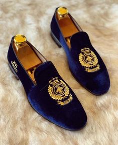 👞 Enjoy luxury and elevate your style quotient with our bespoke embroidered loafers. Crafted with the finest velvet material and lined with cow leather, these loafers are comfortable and durable. The exquisite hand embroidery of your initial monogram adds a personal touch, making it a truly unique gift for your loved ones. 👞 Add a touch of sophistication and class to your wardrobe with our personalized bespoke embroidered loafers. The full-grain leather insole ensures maximum comfort while the Wedding Suits Men Black, Reception Shoes, Embroidered Loafers, Black Outfit Men, Blue Loafers, Comfortable Mens Shoes, Loafers For Men, Mens Loafers, Velvet Slippers