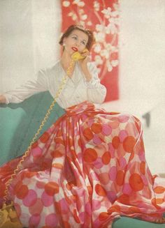 Oh, this skirt! 50s Glamour, Diy Skirts, Poofy Dress, 1980s Style, 1950s Dresses, Lingerie Vintage, Talking On The Phone, Fashion 1950s