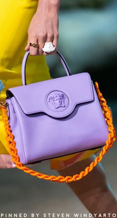 Versace Bag, Purple Bag, Donatella Versace, Versace Bags, Pretty Bags, Stylish Bag, New Handbags, Leather Design, Primavera Estate