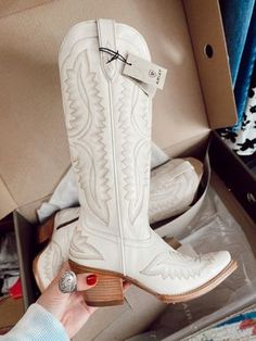 Cowgirl Bridal Boots, Ariat Pearl Boots, White Jeans Country Outfit, Weatern Wedding Boots, Ariat Wedding Boots, Jean Shorts With White Cowboy Boots, Blingy Cowgirl Boots, Country Western Wedding Boots, Pointed Cowgirl Boots