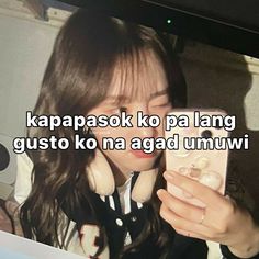 a girl looking at her cell phone with the caption that reads, kapapasok ko pa lang gusto ko na agd unwui