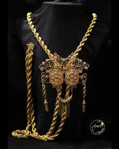 A 13-century-old Zayani necklace, its origin and actual history begins in 1392 AD after the fall of the Spanish Toledo, when the suffering began, so the Jews migrated to Tlemcen, the Bani Zayyan civilization, and found them welcome and well received. From a beard and two braids, which is a symbol of the Krafach Jews with a beard, it has now become essential in the Tlemcen chedda and some of the Algerian traditional clothes. It is worn on the chest above and it is registered in UNESCO. Algerian Jewelry, Spanish Jewelry, Algerian Clothing, Moroccan Jewelry, After The Fall, Face Aesthetic, Unique Faces, Two Braids, Traditional Clothes