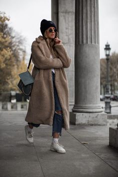 black-palms-hm-teddy-coat-oversize-streetstyle-sneaker_-6 Teddy Mantel, Teddy Coat Outfit, Vinter Mode Outfits, Winter Outfits Street Style, Winter Mode Outfits, Winter Coat Outfits, Look Adidas, Gala Fashion, Estilo Indie