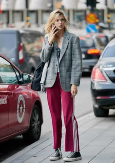 Looks xadrez para o inverno, festas juninas e julinas Blazer With Sneakers, Masculine Girls, Adidas Track Pants Outfit, Adidas Pants Outfit, Sweatpants Outfit, Look Retro, Adidas Fashion