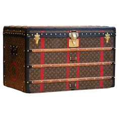 Step back in time and immerse yourself in the luxury and elegance of the early 20th century with this stunning 1910s Louis Vuitton Trunk. This exquisite piece is a testament to the timeless design and exceptional craftsmanship that has defined Louis Vuitton for over a century, making it a must-have for collectors and enthusiasts of fine, historical luggage. Crafted with meticulous attention to detail, the trunk is enveloped in the iconic Louis Vuitton monogram canvas, a symbol of luxury and styl Louis Vuitton Luggage Set, Luxury Presents, Louis Vuitton Trunk, Louis Vuitton Luggage, Steamer Trunk, Bag Suitcase, Fits Clothes, Step Back, Classic Beauty