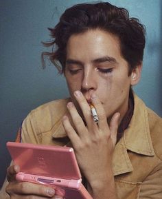 J'aime énormément cette photo❤ Sprouse Cole, Mode Editorials, Dylan Sprouse, Betty Cooper, Grunge Look, Fresh Memes, Wallpaper Vintage, Cole Sprouse, Aesthetic Grunge