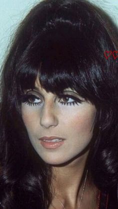 Cher Hair, Look Disco, Disco Makeup, 60s Makeup, 70s Makeup, 70s Hair, Retro Makeup, Long Hair With Bangs