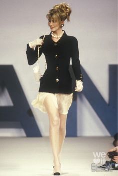 1990 Style, Fashion Reference, Chanel Runway, 90s Runway Fashion, Runway Fashion Couture, Mode Chanel, Fly Outfit, Runway Outfits, Claudia Schiffer