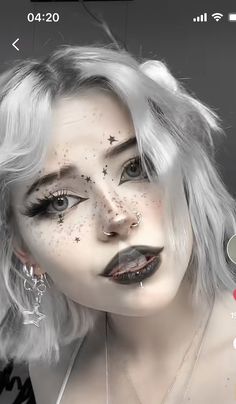 Halloween Everyday Makeup, Half Black Half White Makeup, White Hair Makeup Looks, Halloween Makeup Black And White, Moon Fairy Makeup, Light Gothic Makeup, Cute Ghost Makeup, Egirls Makeup, Dark Make Up