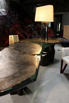 Bureau - desk table - bronze cast - résine - sculptrice - unique piece Large Dining Tables, Dark Modern House, Hotel Lobby Design, Dark Modern, Family Story, Dinning Room Design, Modern Office Design, Luxury Table, Large Dining Table