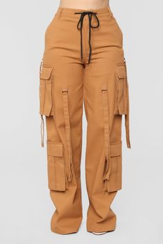 Cargo Pant Women Outfits, Cargo Pants Outfit For Ladies, Fashion Outfits For Ladies, Shirt And Pants Women Casual, Ladies Cargo Pants Outfit, How To Make Cargo Pants, Cargo Pants For Women Outfits, Cargo Pants Style Women, Styling Trousers Women