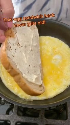 Allyson Zea | Food Blogger | Love using this egg sandwich cooking hack! Have you tried it? Follow 👉🏻 @domesticsuperhero for more easy recipes!! #eggsandwichhack… | Instagram Grilled Cheese Egg Sandwich, Hidden Egg Recipes, Sourdough Egg Sandwich, Bread And Eggs Breakfast Ideas, Unusual Breakfast Ideas, Bread And Egg Recipes, Eggs For Dinner Recipes, Frozen Breakfast Sandwich, Fried Egg Sandwich Recipe