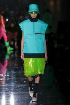 The complete Prada Fall 2018 Ready-to-Wear fashion show now on Vogue Runway. Fashion Week 2018, 2016 Menswear, Neon Fashion, Plus Size Bra, Vogue Runway, Fashion Website, 가을 패션, Fall 2018