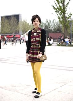 Beijing University student wears aztec print shirt with a black cardigan and black and white spectators Hipster Fashion, Stevie Nicks Style, Hipster Women, Collegiate Style, Hipster Girls, Androgynous Fashion, Classy And Fabulous