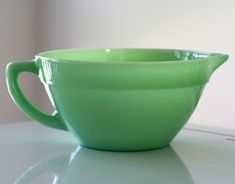 Jadeite Batter Bowl Jadeite Kitchen, Green Milk Glass, Vintage Kitchens, Grandma's Kitchen, Green Glassware, Batter Bowl, Pretty Kitchen, Antique Dishes, Kitchen Ware