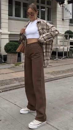 Brown pants ideas for back to school Brown Jeans Outfit, Brown Pants Outfit, Corduroy Pants Outfit, Look Grunge, Denim Pants Fashion, Flannel Outfits, Brown Jeans, Outfits With Converse