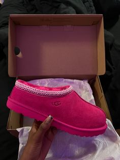 Pink Uggs, Trendy Shoes Sneakers, Pink Lifestyle, Jordan Shoes Retro, All Nike Shoes, Shoes Outfit Fashion