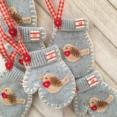 Mitten Garland Pattern, Felt Mittens Ornaments, Wool Ornaments Christmas, Felt Mitten Ornaments, Applique Christmas Ornaments, Mitten Art, Felt Mittens, Christmas Fair Ideas