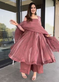 Drees Design For Girl, Short Frock Designs Pakistani, Tiktok Dp, Maxi Dress Styles, Simple Frock, Party Wears, Armaan Malik, Stylish Kurtis Design