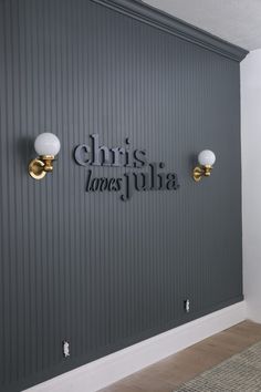 there is a sign on the wall that says christ loves julia