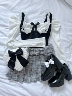 Black And White Kawaii, Video Game Outfits, Outfit Inso, Dark Coquette, Coquette Y2k, Classy Casual Outfits, Kawaii Aesthetic, Classy Casual, Gaming Clothes