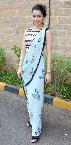 Shraddha Kapoor cute #Saree n Blouse, probabaly in 2015 summer Shraddha Kapoor In Saree, White Chiffon Saree, Saree With Black Blouse, Bollywood Designer Sarees, Shraddha Kapoor Cute, Saree Draping Styles, Indian Woman, Stylish Sarees, White Chiffon