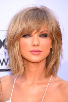 Taylor Swift Hair Short, Hairstyles Bangs Long, Taylor Swift Hair Bangs, Fringe Round Face, Hair Inspo Medium, Wispy Bangstyle Hair, Bangstyle Hair Medium, Fringe Wispy, Taylor Swift Short Hair