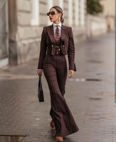 Pant Suits For Women Wedding Guest, Outfit Formal Juvenil, Corporate Baddie, Lawyer Outfit, Elegant Outfit Classy, Mode Chanel, Pant Suits, Stylish Work Attire