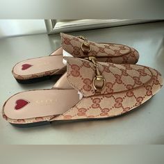 Gucci Women’s Princetown Gg Canvas Slipper Brand New Authentic Women’s Eu 38.5 *Send Me An Offer* Pink Gucci Slides, Gucci Bloom Slides, North Face Slippers, Gucci Princetown Slipper, Gucci Slippers, Black And White Sandals, Gucci Coat, Gucci Slides, White Slippers