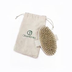 EXFOLIATE AND RENEW: Unveil smoother, more radiant skin with the Oliver & Emilia Dry Brush - a spa-g Dry Body Brushing, Exfoliating Brush, Skin Brushing, Body Scrubber, Dry Brush, Body Exfoliator, Body Brushing, Dry Brushing, Brushing