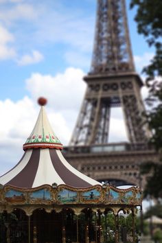 a carousel in front of the eiffel tower