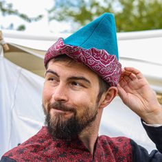 🌿💪 100% wool! 100% linen! Crafted in the heart of Europe! Introducing our meticulously crafted medieval hat inspired by the legendary Robin Hood. Made from high-quality materials, this hat features a pointed front and a beautifully patterned brocade trim. The base of our woodsman hat is made from 100% wool and lined with 100% linen, ensuring comfort and durability. 🛒 Visit our shop on Etsy: https://www.etsy.com/pl/shop/SPESMedievalMarket  📝 Key Features  ◾ Handcrafted Quality: Expertly craft Robin Hood Hat Pattern, Hood Hat Pattern, Medieval Headwear, Robin Hood Hat, Medieval Hats, Fair Outfit, Fair Outfits, Gnome Hat, Heart Of Europe