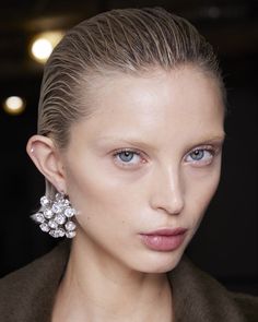 Autumn 2023 Hair, Winter 2023 Hair, Hair Trends For 2023, Single Plaits, 2024 Hair Trends, Fashion Week Hair, Tulle Headband