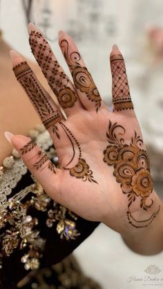 Mehedi Design Palm, Henna Front Hand Simple, Mehedi Design For Front Hand, Back Mendhi Designs Latest, Front Design Mehndi, Palm Mendhi Simple, Mehndi Designs Palm Simple, Mehendi Designs For Palm Simple, Mehedi Design Front Hand