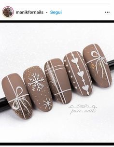 Winter Nails Inspiration Almond, Winter Brown Nails, Nail Art Natale, Chrismast Nailart, Christmas Nails Brown, Textured Nail Designs, Snow Flakes Nails, Brown Winter Nails, Winter Nails Brown