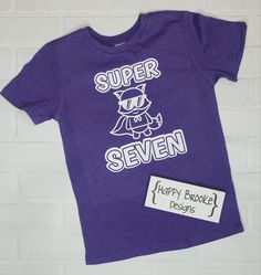 Wenn es darum geht, einen siebten Geburtstag zu feiern, wird ein einfaches Hemd nie ausreichen! "Unser ""Super Seven"" Geburtstagsshirt ist perfekt für jedes Superkid." Dieses Shirt wird noch Monate nach dem Geburtstag ein Hit sein! ------------------------------------------------------------- Shirt zum 7.Geburtstag: Alle Hemden sind Kurzarm und fallen normal aus (Boutique-Marke). - Langarmshirts sind auf Bestellung erhältlich. Bitte vor Bestellung Kontakt mit uns aufnehmen. Wir empfehlen 30 Tag Seven Birthday Shirt, 7th Birthday Shirt, Boutique Brands, 7th Birthday, Birthday Boy, Birthday Shirt, Birthday Girl, Birthday Shirts, On Back