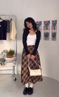 Medium Skirt Outfits, Japan Style Outfits Casual, Long Plaid Skirt Outfit Aesthetic, Midi Skirt Outfit Asian, Modest Outfits Ideas, Check Skirt Outfit, Modest Grunge Outfits, Long Plaid Skirt Outfit Grunge, Midi Skirt Outfit Japanese