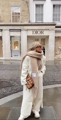 Paris Night Outfit Winter, Old Money Style Women Winter, Paris December Outfit, Paris In December Outfits, Norwegian Style Fashion, Unique Winter Outfits, Old Money Style Winter, New York Night Outfit, Cosy Winter Outfits