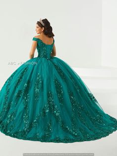 Teal Quinceanera Dresses, Emerald Quince, Emerald Green Quinceanera Dresses, Green Quince Dress, Long Off The Shoulder Dress, Green Quinceanera Theme, Emerald Green Quince, Green Quinceanera, Green Quinceanera Dresses