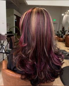 Red Hair With Blonde And Pink Highlights, Hair Dye Colors For Pale Skin, Curly Dyed Highlights, Cool Hair Dye Ideas Curly Hair, Hairdye Inspo Curly Hair, Neapolitan Curly Hair, Purple Highlights Straight Hair, Dark Blonde Hair With Purple Highlights, Plum And Blonde Hair