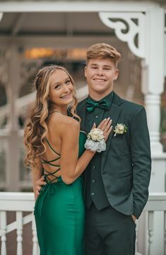 Formal Dance Pictures Couples Cute Ideas, Prom Posses Ideas, Prom Posing Ideas Couple, Cute Couple Poses For Prom, Bf And Gf Prom Pictures, Senior Prom Poses, Prom Couples Poses Photo Ideas, Green Dress Prom Couple, Hunter Green Prom Dress Couple