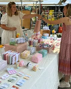 Marketing Project Ideas, Selling At Markets, Sewing Ideas To Sell, Market Stand Ideas, Diy Business Ideas, Market Display Ideas, Market Vendor, Market Day Ideas, Vendor Market