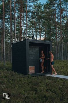 A couple enjoying sauna. Sauna Wood Stove, Houses Nature, Backyard Spa, Wood Sauna, Smart Room, Sauna House, Outdoor Patio Bar, Sauna Design, Mirror House