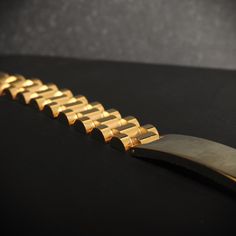 An ideal bracelet for the lovers of gold jewelry. Composed of a link reminiscent of classic watches, which is crowned by a gold plate that gives personality to this piece of true luxury. It is also made of stainless steel and plated in 18k gold, so it will not fade color and will last for lifetime.