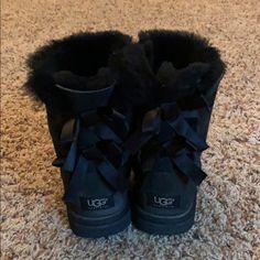 Black Short Ugg Boots With Bows In The Back! Black Uggs With Bows, Bailey Bow Uggs Outfit, Ugh Shoes, Black Bailey Bow Uggs, Boots With Bows, Short Ugg Boots, Ugg Boots With Bows, Cute Uggs, Ugh Boots