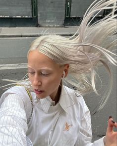 Lara Violetta, Platinum Hair, Platinum Blonde Hair, Instagram Business, Dream Hair, Platinum Blonde, White Hair, Cut And Color, Bun Hairstyles