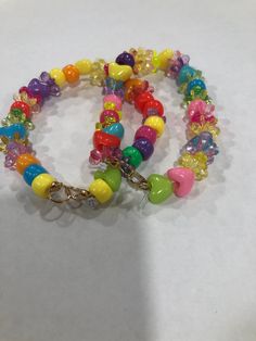 2 chunky beaded bracelets with elastic string. Colorful Beaded Plastic Bracelets, Chunky Beaded Bracelets, Bracelets Beads, Chunky Beads, Labour Day, Beauty Book, Jewelry Bracelets, Accessory Gift, Beaded Bracelets