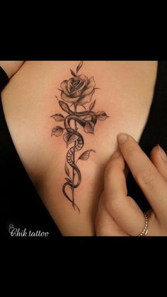 hot and trending tatoos Rose Tattoos For Women, Hand Tattoos For Girls, Cute Hand Tattoos, Pretty Hand Tattoos, Spine Tattoos For Women, Tattoos For Black Skin, Dope Tattoos For Women, Cute Tattoos For Women